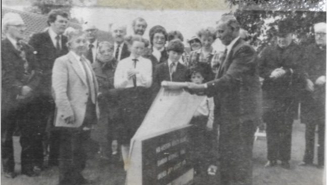 0031 : In 1980 the Chairman of the Mid Western Health Board, Cllr. Liam Whyte (Tipperary) unveils the commemorative plaque and dedicates the Newcastle West Welfare Home in memory of the late Vocational School Headmaster Eamon O'Connell.